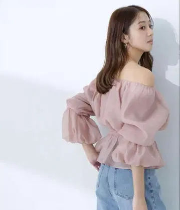 NATURAL BEAUTY BASIC 시어 개더 페플럼 블라우스