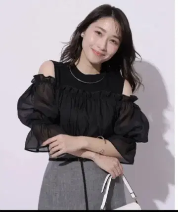 아푸와이저 리셰 오프숄더 블랙 상의