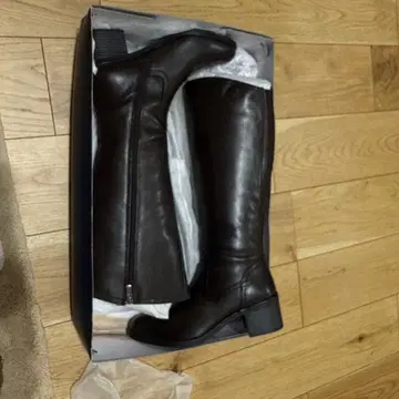 다크 브라운 지퍼 달린 롱 부츠