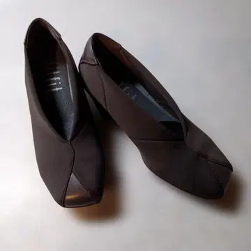 fitfit 다크 브라운 크로스 디자인 펌프스