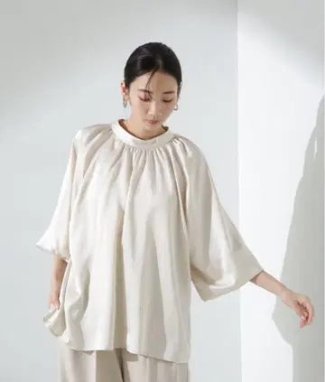 전후 2WAY 새틴 돌먼 개더 블라우스 라이트 베이지 나노 유니버스