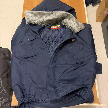 퍼 달린 네이비 자켓 방한복