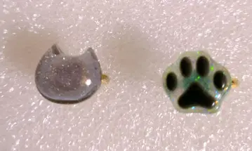 고양이 귀와 발바닥 디자인의 반지 조정 가능