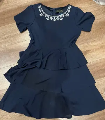 에밀리아 위즈 비쥬 부착 원피스