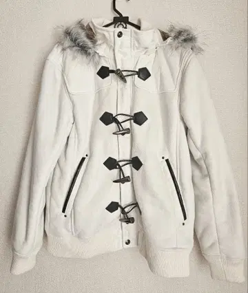 퍼 달린 후드 무스탕 같은 더플 코트