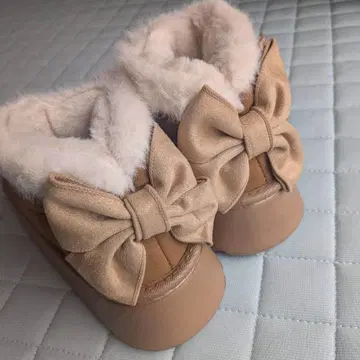 리본 퍼 통굽 숏 기장 어그 부츠 걸리시 24cm 카멜