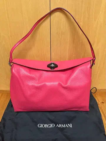 Giorgio Armani 핑크 숄더백 새상품급