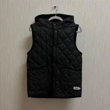 ARMEN 블랙 퀼팅 다운 베스트 후드 부착