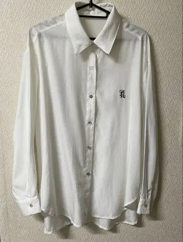 AVW335 화이트 버튼업 셔츠 로고 자수