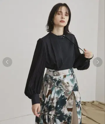 UNITED TOKYO 소매 플리츠 윈저 블라우스 블랙