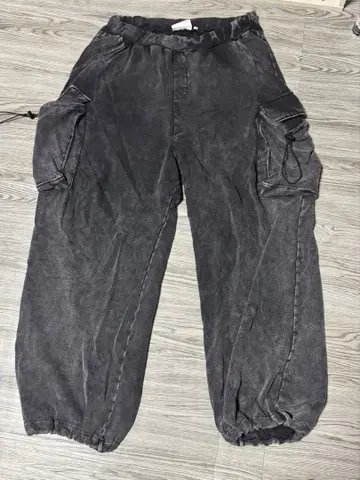 다크 그레이 카고 팬츠 사이드 포켓 포함