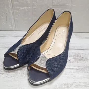 DIANA 네이비 오픈토 펌프스