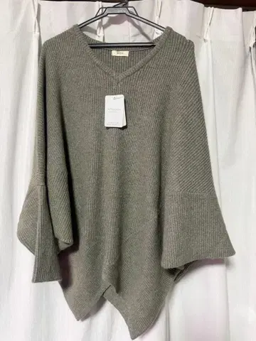 HUG U 그레이 V넥 플레어 슬리브 니트 (택 포함 미사용 새상품)