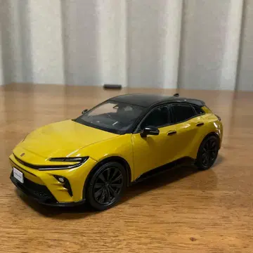 도요타 크라운 스포츠 컬러 샘플 블랙 머스타드