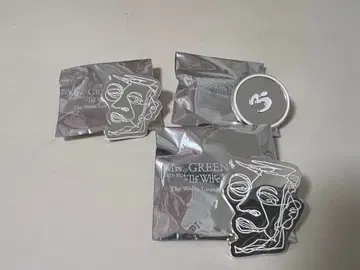 미세스 그린애플 화이트 라운지 핀 배지