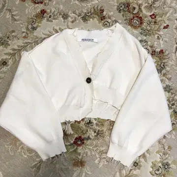 PERVERZE 아이보리 크롭 가디건