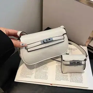 [ 새상품 ] 금장 장식 숄더백 화이트