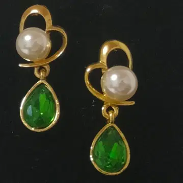 에메랄드 스타일 하트 하트형 진주와 그린 컬러 스톤의 귀걸이