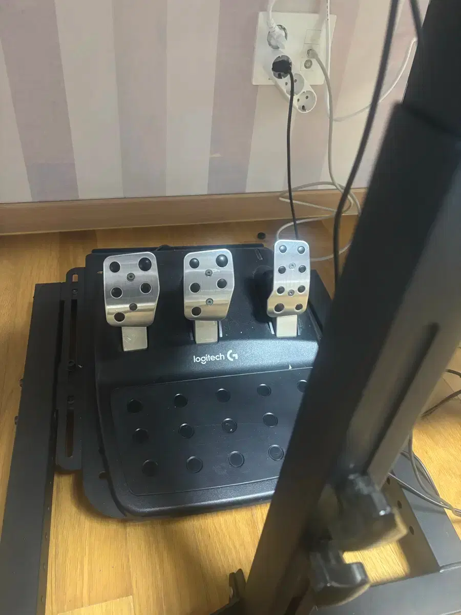 Logitech G29 Racing Wheel + Pedals + Stand