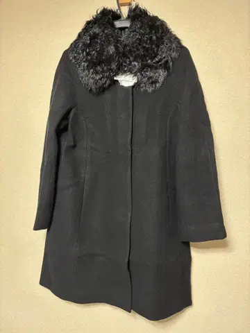 퍼 카라 부착 블랙 롱 코트