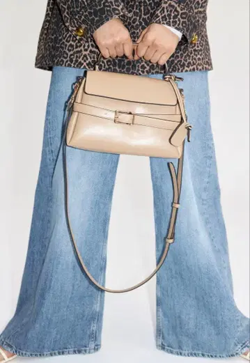 H&M 스트랩 디테일 크로스 바디백