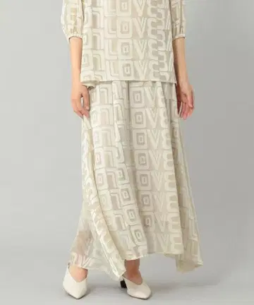 그레이스 콘티넨탈 레터드 펄 스커트 베이지 사이즈 38