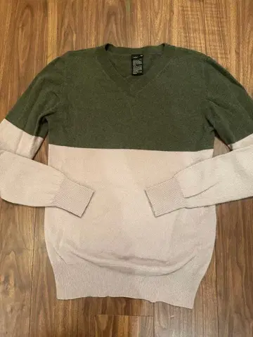 D/him V넥 스웨터 44 사이즈