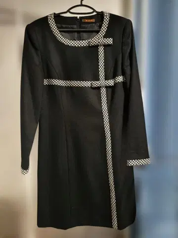 Bluebell 블랙 무릎 기장 포멀 원피스 긴팔