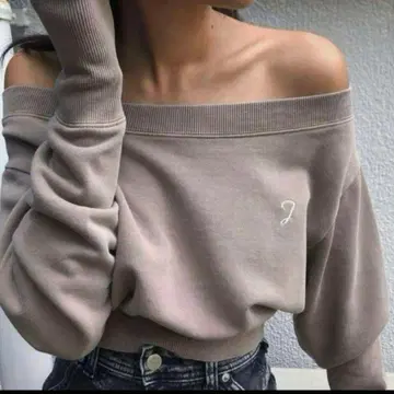 JUEMI EMB 루즈넥 스웨트 오프숄더 트레이닝복