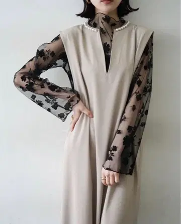 Lumier 펄 디자인 키넥 원피스 베이지