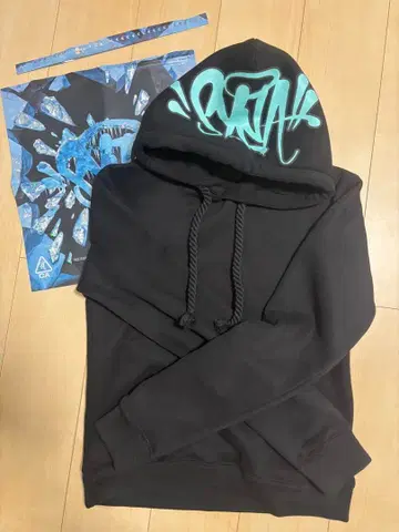 syna world 후드티 블랙