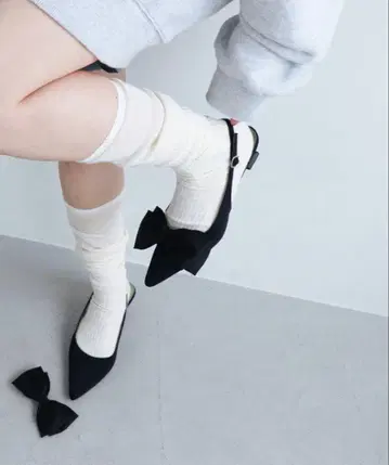 리본 포함 블랙 슬링백 펌프스