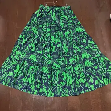 저널 스탠다드 플레어 스커트 그린과 블랙 패턴