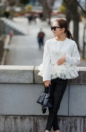 블루레아 bluelea 밑단 튤 도킹 롱 풀오버