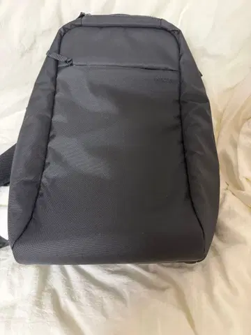 Incase 블랙 백팩