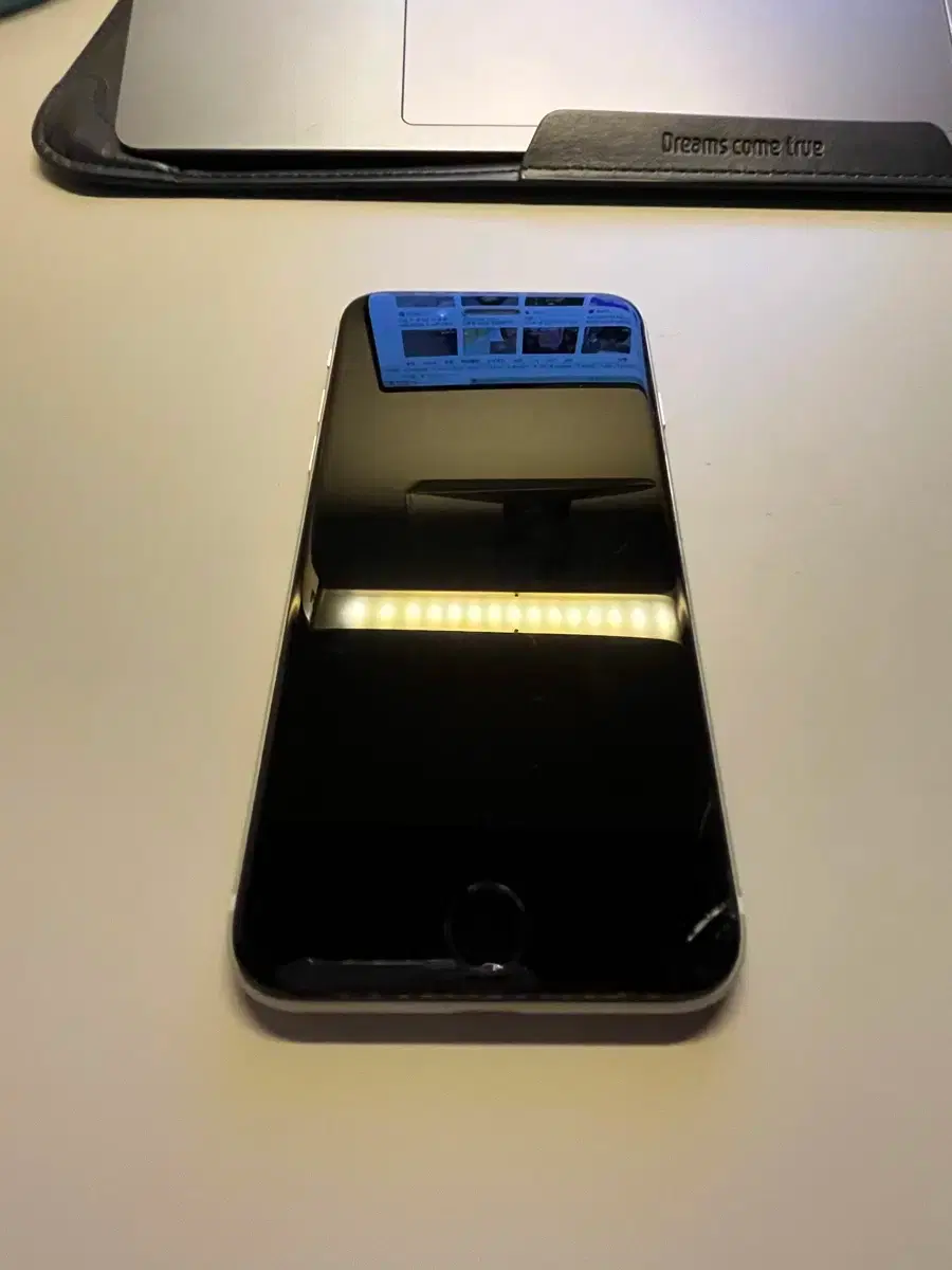 iPhone SE2 128GB White (cracked screen)