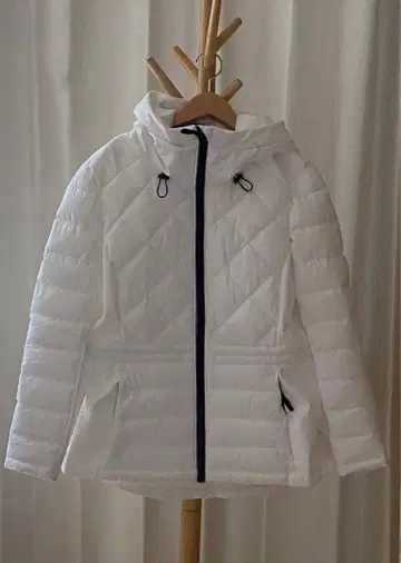 화이트 퀼팅 다운 자켓 후드 부착