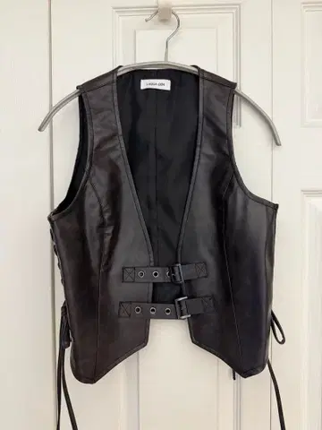 LAGUA GEM 블랙 가죽 베스트