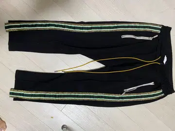 Travis 착용 RHUDE 사이드 스트라이프 팬츠 블랙