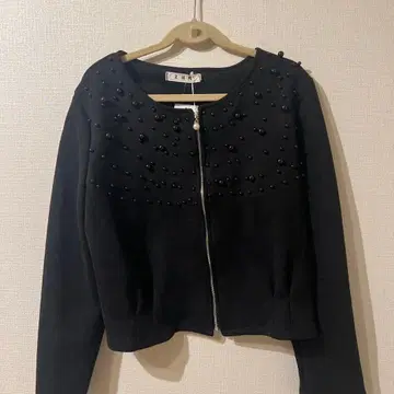 펄 장식 블랙 노카라 자켓