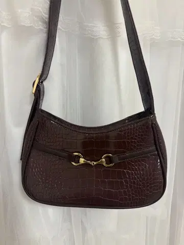 크로커다일 무늬 핸드백 브라운