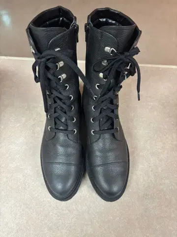 DIANA 블랙 레이스업 부츠