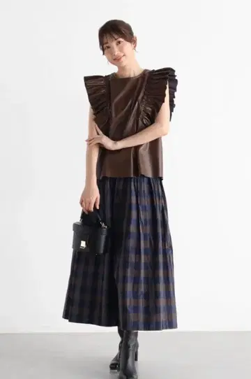 Vin 프릴 숄더 가죽 블라우스