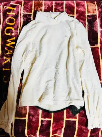 [ 거의 새상품 ] 샤를리 템플 화이트 하이넥 긴팔 상의