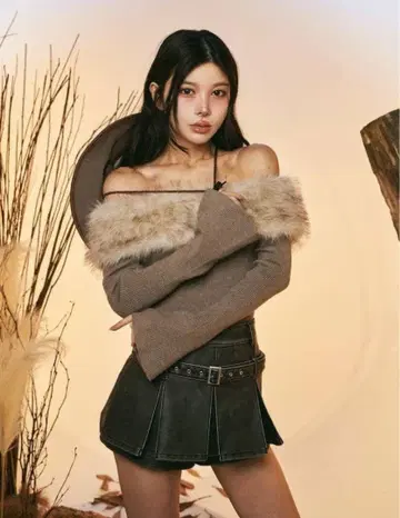 다리치 컬러 퍼 오프숄더 니트탑 (BEG) 새상품