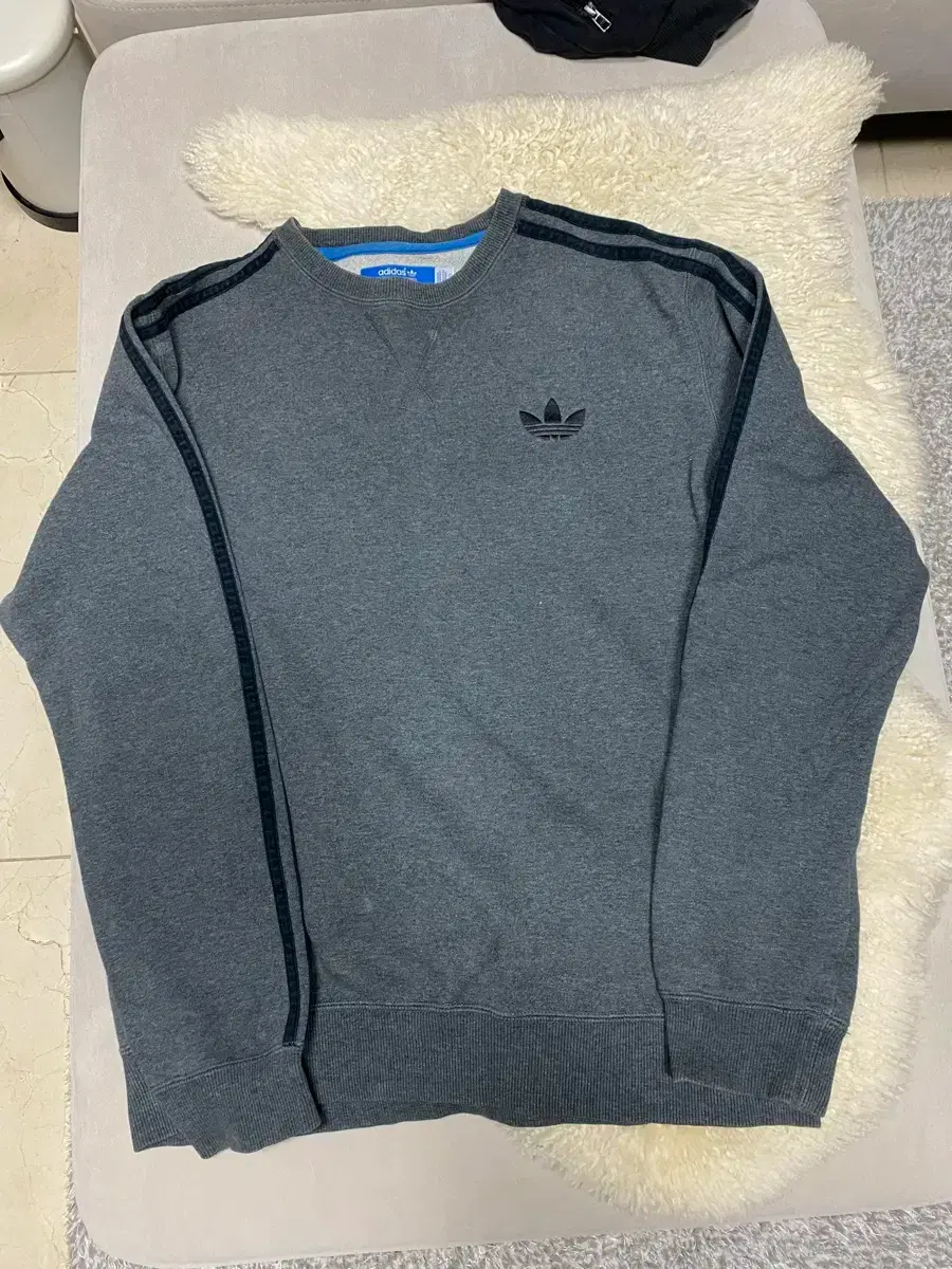 Adidas sweatshirt long sleeve 100, 105 two for 10,000 won.