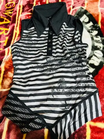 [ 새상품 ] OZZ ON 스트라이프 패턴 슬리브리스 티셔츠