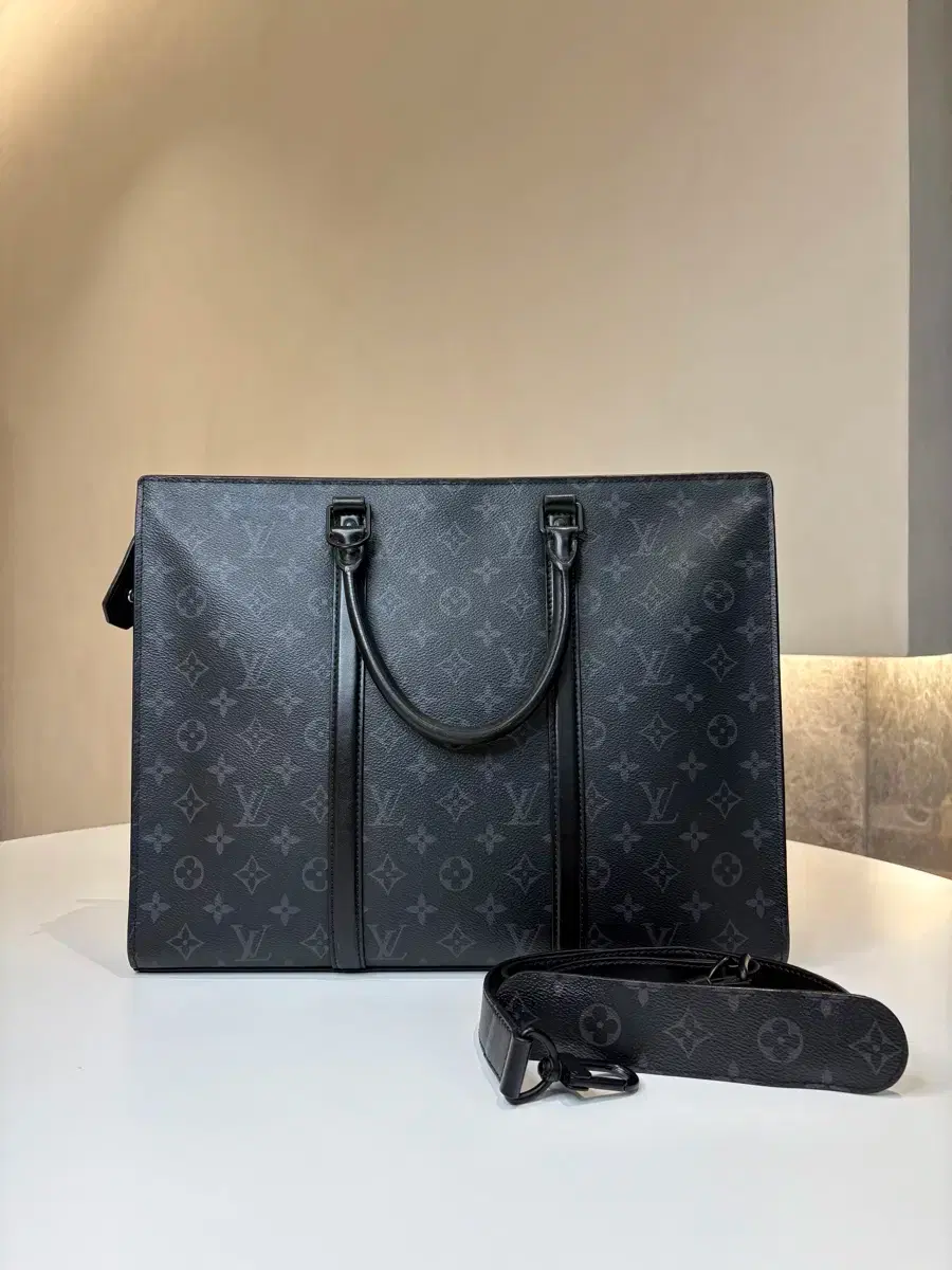 {Like New} Louis Vuitton Eclipse Horizontale Sac Plat