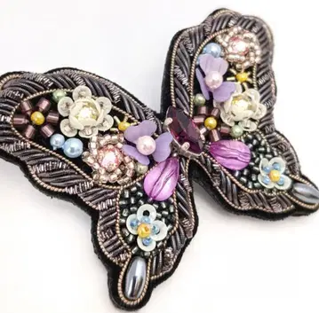 칠리아 플라워 버터플라이 브로치 블랙 타가와 케이지