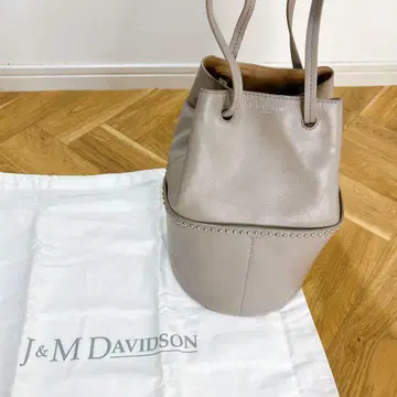 J&M DAVIDSON 미니 데이지 위드 스터드 백 펄 그레이